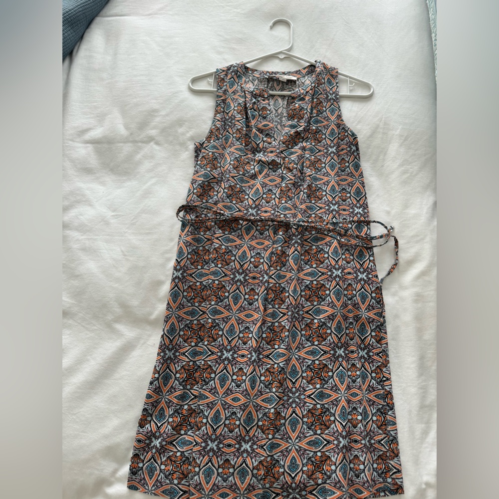 Ann Taylor Loft sleeveless dress. Orange, white blue. Size xs. Tie belt